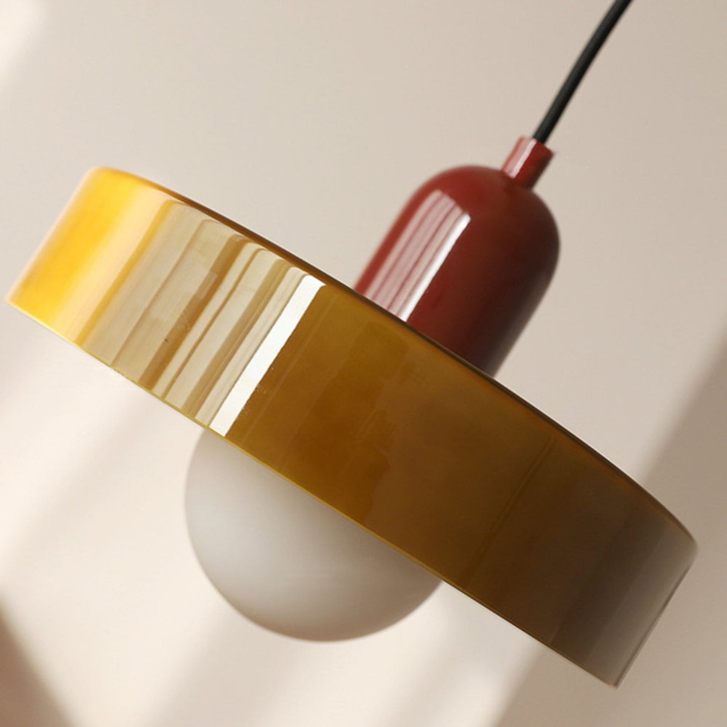 Lampă suspendată din sticlă colorată, design Bauhaus